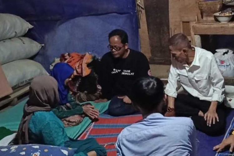 Wakil Bupati Cianjur, TB Mulyana Syahrudin (baju.putih) saat meninjau kondisi korban gempa yang masih tinggal di tenda darurat, Rabu (24/4/2024) petang.