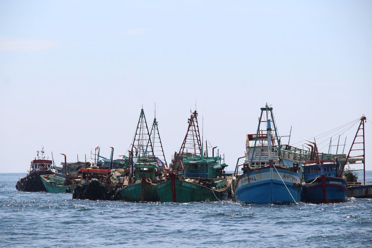 Sebanyak 13 kapal nelayan asing berbendera Vietnam siap ditenggelamkan di perairan Pulau Datuk, Kabupaten Mempawah, Kalimantan Barat, Sabtu (4/5/2019).