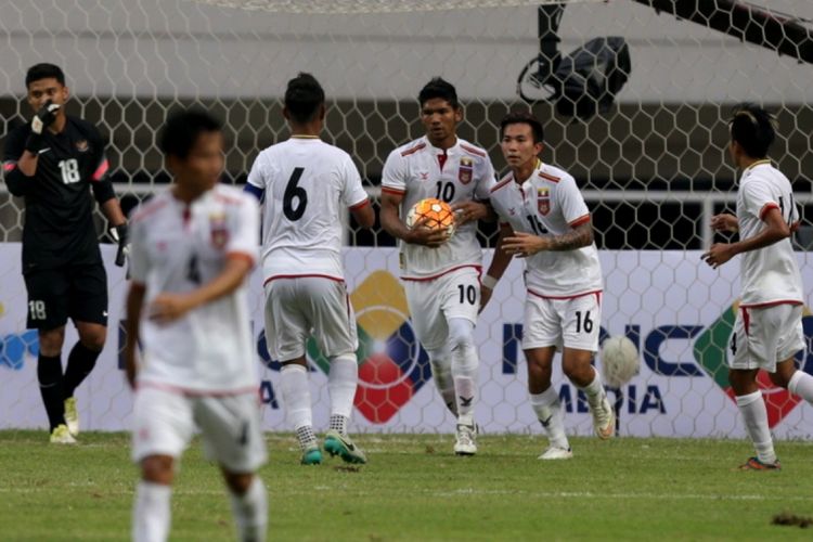 Pemain timnas Myanmar berselebrasi setelah membobol gawang Indonesia saat pertandingan persahabatan Indonesia melawan Myanmar di Stadion Pakansari, Cibinong, Bogor, Jawa Barat, Selasa (21/3/2017). Indonesia kalah 1-3 melawan Myanmar.
