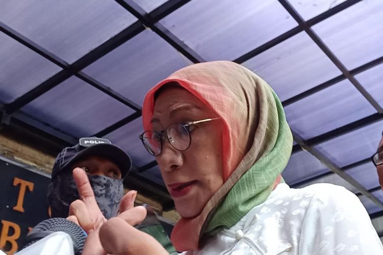 Ratna Sarumpaet Memberi keterangan ke Media sebelum kembali ditahan di Rutan Polda Metro Jaya pada Kamis (28/2/2019)