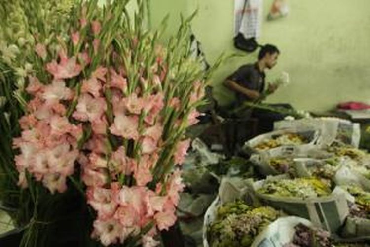 Pedagang menata bunga di Pasar Bunga Rawa Belong, Jakarta Barat, Selasa (11/6/2013). Sejumlah pedagang mengaku pesanan hiasan bunga meningkat menjelang peringatan HUT ke-486 Kota Jakarta. 