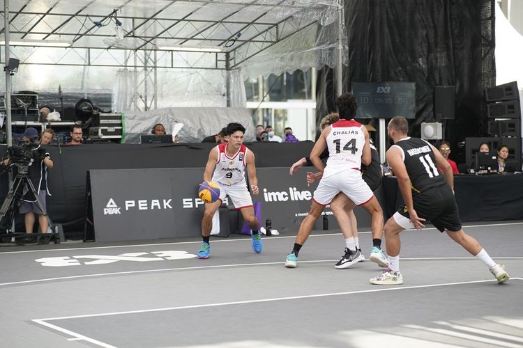 Pemain Indonesa (putih) berusaha melewati hadangan pemain Yordania dalam pertandingan FIBA 3x3 Asia Cup di Singapura. Timnas bola basket 3x3 putra Indonesia menaklukkan Yordania dengan skor 18-13, Kamis (7/7/2022).
