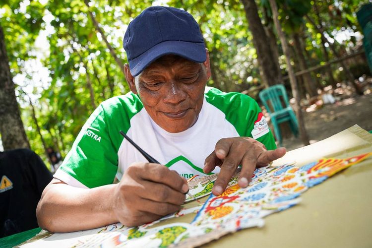 Salah seorang perajin wayang kulit di Desa Wisata Sidowarno di Klaten, salah satu desa wisata dalam daftar 75 besar Anugerah Desa Wisata (ADWI) 2023.