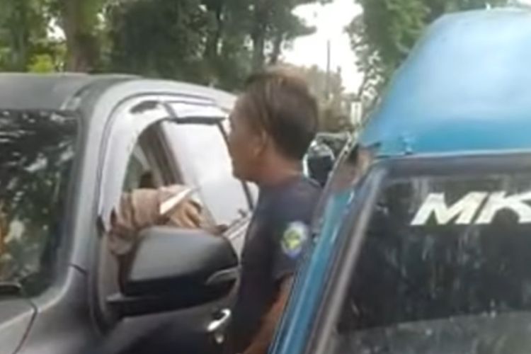 Seorang sopir angkot berselisih dengan pengemudi mobil Pajero dengan nomor pelat B 1139 RFP di Lenteng Agung, Jagakarsa, Jakarta Selatan, Senin (30/1/2023) siang. Sopir angkot tersebut mengaku dipukul oleh pengemudi mobil Pajero. 