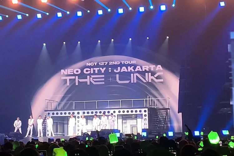 NCT 127 saat menyapa penggemar mereka NCTzen dalam konser tunggal perdana bertajuk Neo City: Jakarta - The Link yang digelar di Indonesian Convention Exhibition (ICE) BSD hall 7 dan 8, Tangerang, Jumat (4/11/2022).