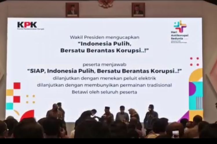 Ketua KPK Firli Bahuri mencium tangan Wakil Presiden Ma'ruf Amin pada pembukaan peringatan Hari Anti Korupsi Sedunia (Hakordia) di apotek Bidakara, Jakarta Selatan, Jumat (9/12/2022).