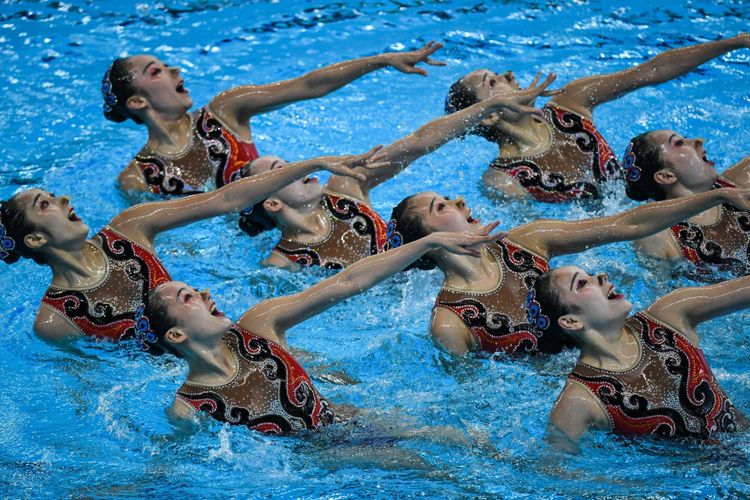 Tim renang artistik Cina menampilkan gerakan dalam final Renang Artistik nomor Technical Routine Asian Games ke-18 Tahun 2018 di Aquatic Center, Gelora Bung Karno Senayan, Jakarta Pusat, Rabu (29/8/2018). Tim renang artistik Cina berhasil meraih medali emas.