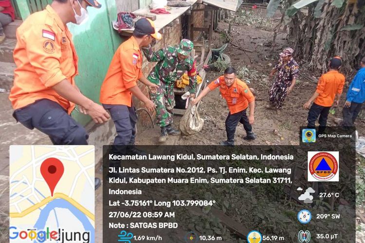 Petugas gabungan dari BPB, TNI/Polri melakukan gotong royong membersihkan sisa lumpur yang merendam rumah warga di Kabupaten Muara Enim, Sumatera Selatan, Senin (27/6/2022).