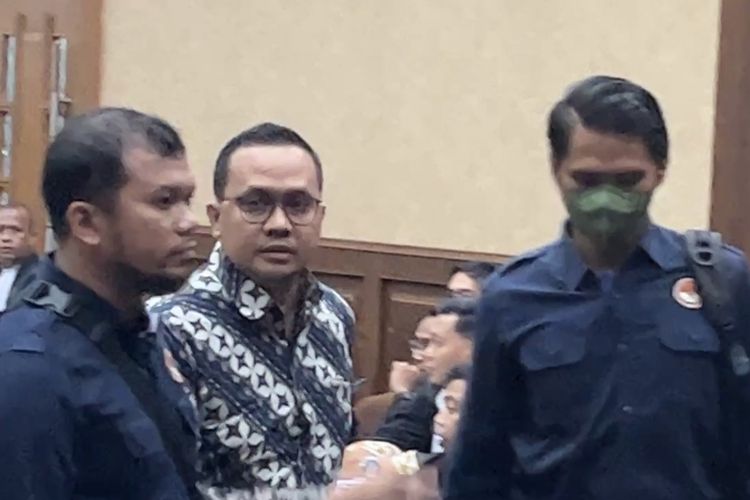Mantan Aide-de-camp (ADC) atau ajudan eks Menteri Pertanian (Mentan) Syahrul Yasin Limpo (SYL), Panji Harjanto (mengenakan batik) mendapat perlindungan fisik dari Lembaga Perlindungan Saksi dan Korban (LPSK) saat bersaksi di Pengadilan Tindak Pidana Korupsi (Tipikor) pada Pengadilan Negeri (PN) Jakarta Pusat, Rabu (17/4/2024).