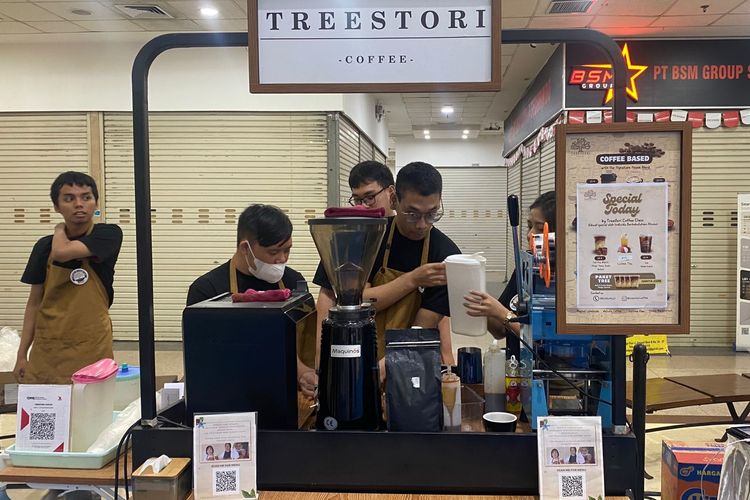 Para ABK sedang menjadi barista di Treestori Coffee