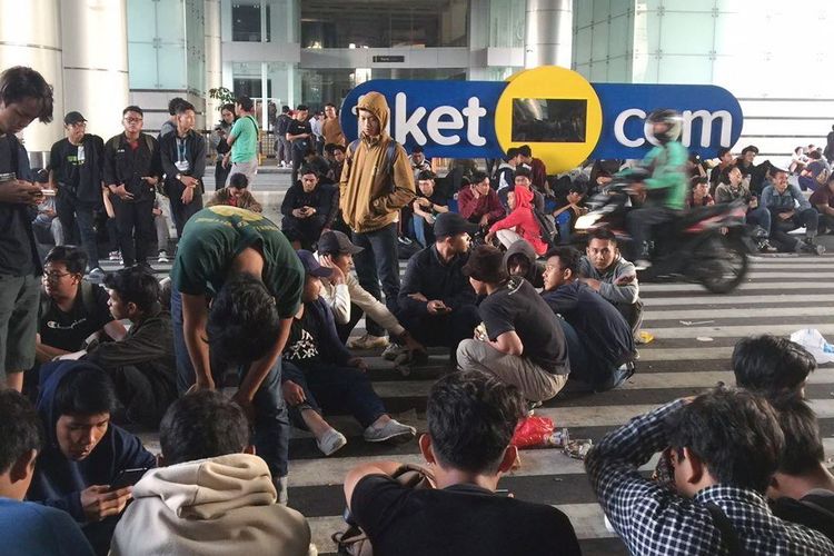 Calon pembeli sepatu Compass masih bertahan di halaman depan Grand Indonesia, meski sudah diumumkan perilisan Sepatu Compass untuk Darahku Biru dibatalkan (14/12/2019).