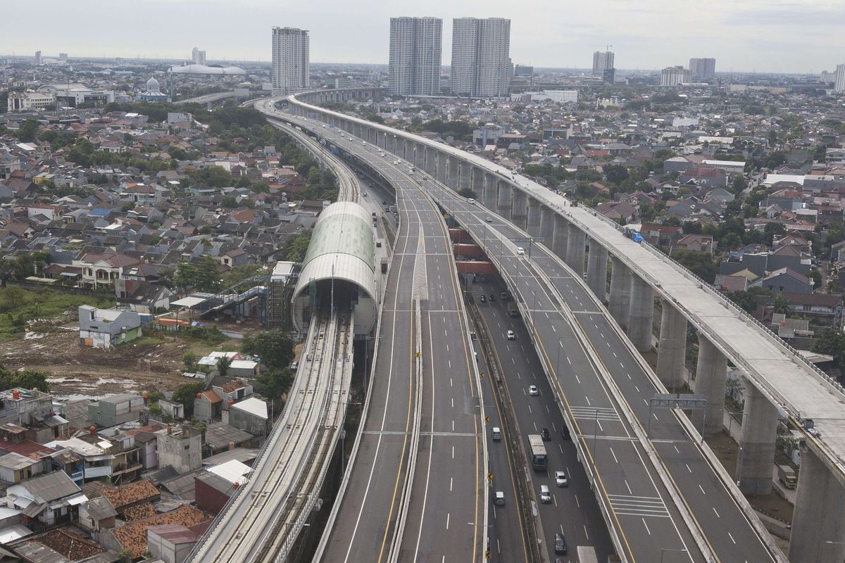 Suasana Jalan Layang Mohammed Bin Zayed (MBZ) Cikampek KM 10 yang ditutup sementara di Bekasi, Jawa Barat, Kamis (28/4/2022). Penutupan jalan layang MBZ dari pukul 07.00 WIB tersebut akibat kepadatan kendaraan di Jalan Tol Jakarta-Cikampek di wilayah Karawang dan akan dibuka bila lalu lintas kembali lancar.