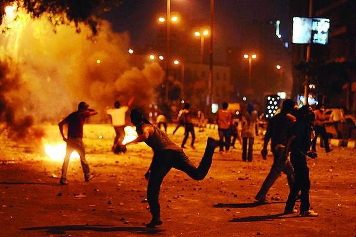 Pengunjuk rasa Mesirmelemparkan batu ke arah polisi, Sabtu (10/9) pagi, dalam bentrokan yang terjadi di luar Kedutaan Besar Israel untuk Mesir di Kairo seusai pengunjuk rasa menyerang gedung kedubes.