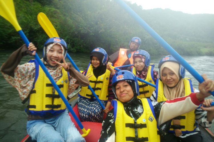 Sejumlah perempuan melakukan foto bersama saat melintasi aliran Sungai Peusangan, Takengon, Aceh Tengah, dengan menggunakan perahu karet, Minggu (12/11/2017). Mereka sedang menikmati wahana wisata Arum Jeram yang baru diluncurkan sebelumnya oleh Cabang Olahraga FAJI Aceh Tengah.