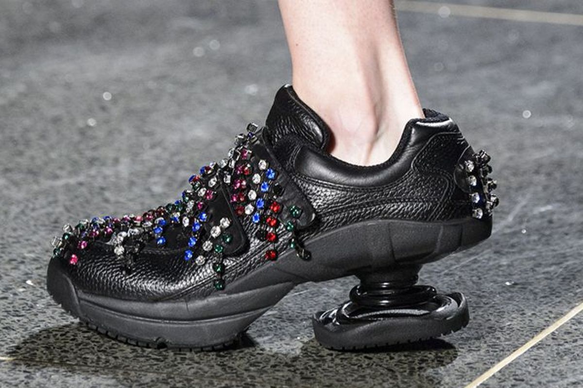 Sepatu orthopedi rancangan Christopher Kane di ajang London Fashion Week.