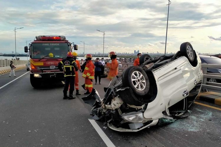 Terbalik Mobil Avanza Putih Mengalami Kecelakaan di Jembatan Suramadu