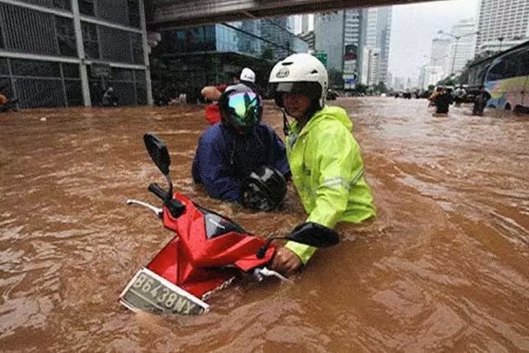 Ilustrasi motor melewati banjir