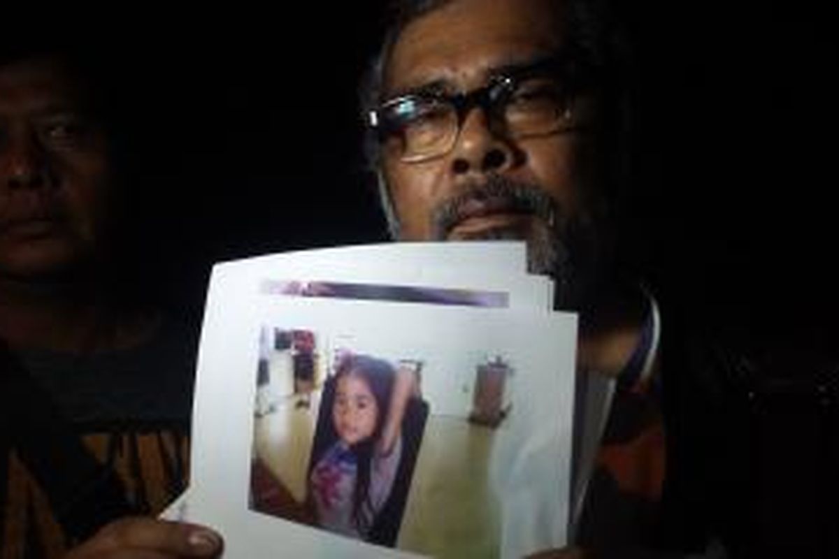 Ketua Komnas Perlindungan Anak Arist Merdeka Sirait memperlihatkan foto Angeline
