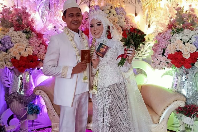Ahmad Rico Haniful Haris dan Novia Ariani , pasangan pengantin baru dari Jember yang menikah di tengah wabah virus corona 