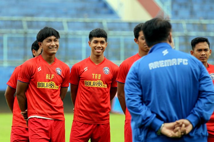 Johan Ahmad Alfarizi (kiri) mengikuti latihan perdana bersama Arema FC untuk persiapan Piala Menpora 2021 di Stadion Kanjuruhan Kabupaten Malang, Jawa Timur, Senin (22/02/2021) sore.