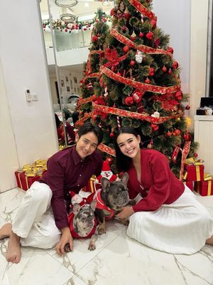 Amanda Manopo dan Kenny Austin tampil kompak bernuansa merah putih saat merayakan Natal di rumah. Hangat dan Serasi.