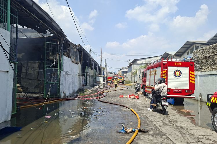 Kebakaran Pergudangan Miami Jakbar Belum Padam Total, Terdengar Letupan dari Dalam