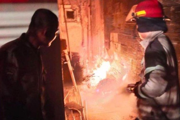 Personel Damkar Bandar Lampung memadamkan api di rumah Kepala OJK Lampung, Rabu (5/6/2024)

