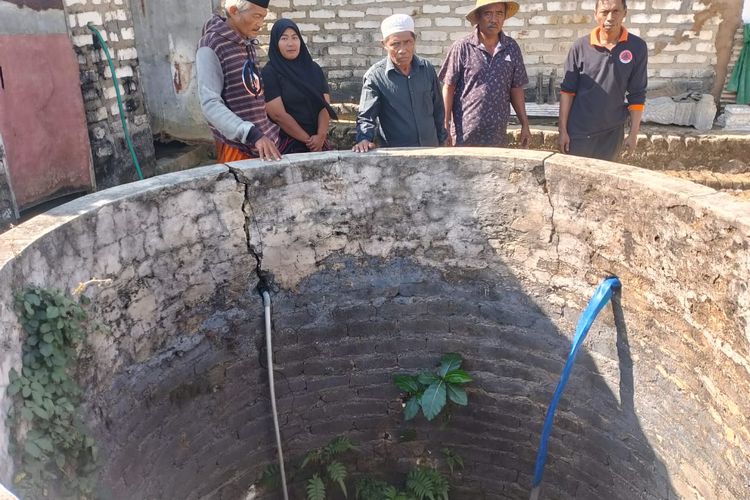 BPBD Sumenep Isi 5 Sumur Warga yang Mengering Akibat Kekeringan