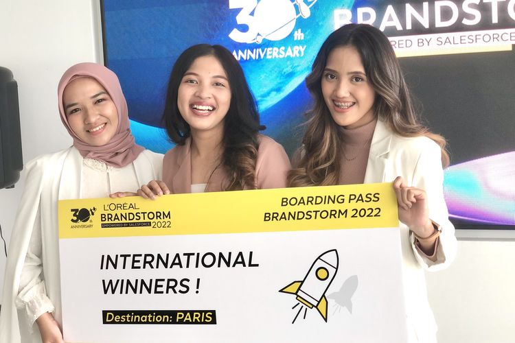 Mon Soleil kiri ke kanan (Yumna, Angela, dan Salma ), juara kategori Tech Track di Loreal Brandstorm 2022 tingkat global. 