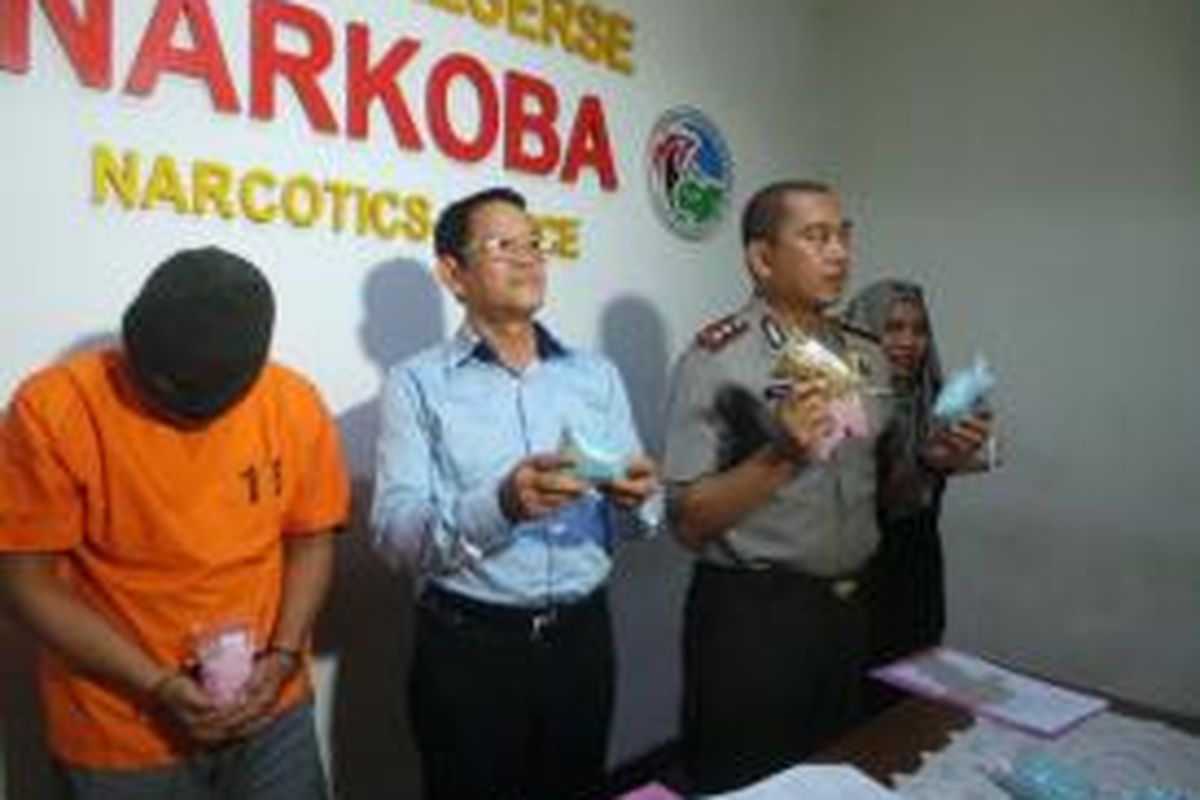 AS ditangkap aparat Satuan Narkoba Polres Metro Jakarta Timur, Senin (19/10/2015) sore kemarin. AS tak dapat berkutik setelah petugas menggeledah rumahnya di Jatinegara dan menemukan 10.000 lebih butir pil ekstasi senilai Rp 3,5 miliar.