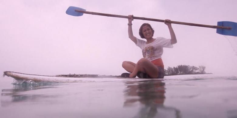 Bermain kayak di Pulau Macan, Kepulauan Seribu, DKI Jakarta.