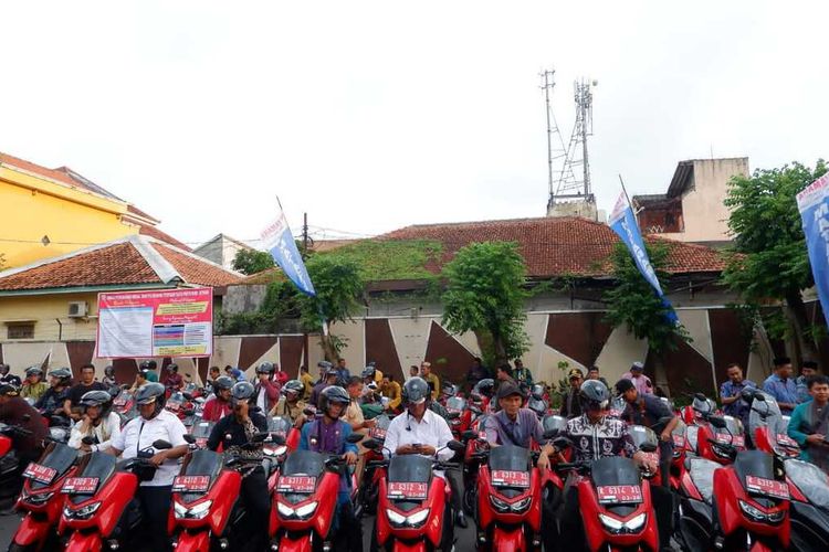Ratusan petinggi atau kepala desa se-Kabupaten Jepara, Jawa Tengah semringah membawa motor dinas baru, Yamaha All New Nmax 155 Standard di area parkir Gedung MPP Jalan Kartini, Jepara, Senin (10/4/2023).