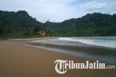 Wisata Pantai Sipelot Malang, Ada Air Terjun di Tepi Pantai