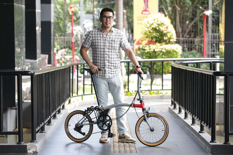 Country Manager Brompton Bicycle Indonesia, Kevin Wijaya menunjukkan sepeda Brompton CHPT3 Edisi ke-4 di Jakarta, Kamis (16/3/2023). Pabrikan sepeda lipat asal Inggris, Brompton akan merilis edisi keempat sepeda kolaborasinya dengan merek pakaian untuk bersepeda CHPT3 di Indonesia Jumat (17/3/2023) besok.