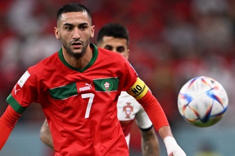 Gelandang timnas Maroko Hakim Ziyech beraksi dalam laga perempat final Piala Dunia 2022 kontra Portugal di Stadion Al-Thumama, Doha, 10 Desember 2022.