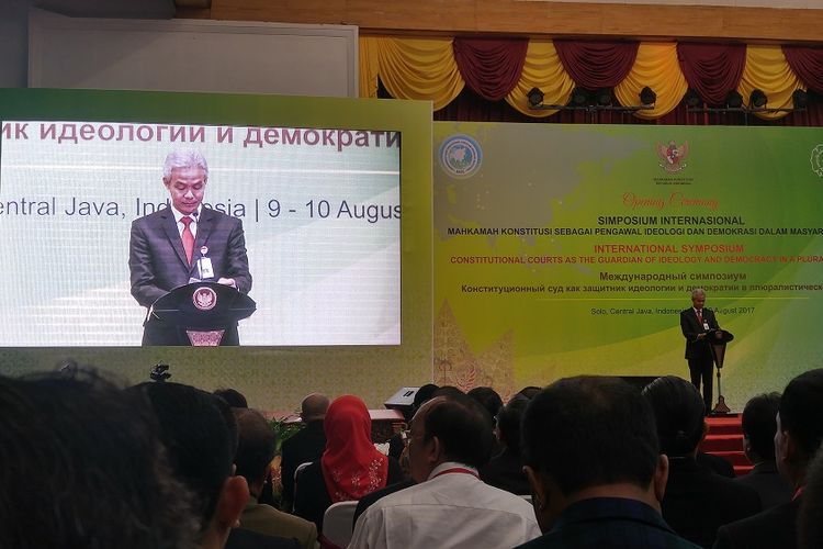 Gubernur Jawa Tengah Ganjar Pranowo memberi kata sambutan pada pembukaan Simposium Internasional AACC di Universitas Sebelas Maret, Solo, Jawa Tengah, Rabu (9/8/2017).
