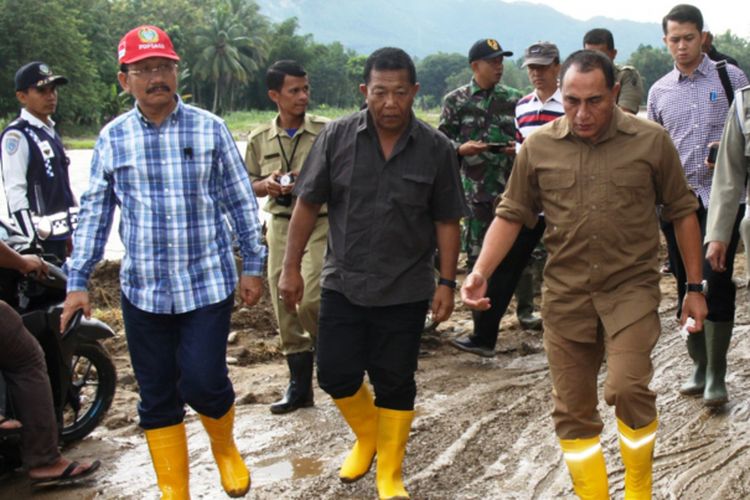 Gubernur Sumut Edy Rahmayadi dan Bupati Madina Dahlan Hasan Nasution meninjau lokasi banjir dan longsor di Kabupaten Madina, Sumut, Rabu (14/11/2018)