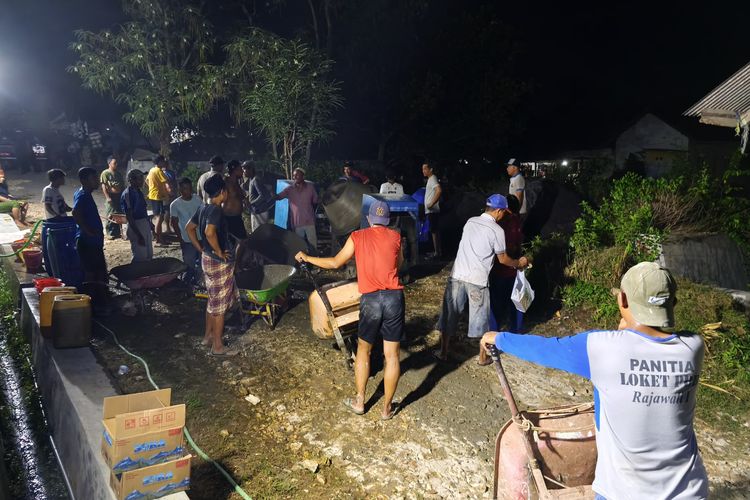 Jalan Rusak Bertahun-tahun, Warga 2 Desa di Pamekasan Sumbangan Perbaiki