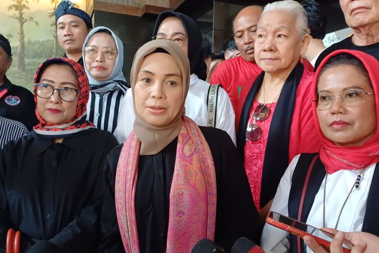 Istri capres nomor urut 3 Ganjar Pranowo, Siti Atikoh Supriyanti menyebut di setiap lembaga pendidikan dan universitas nantinya akan dibentuk divisi yang bisa menerima konseling kesehatan mental, Selasa (19/12/2023).