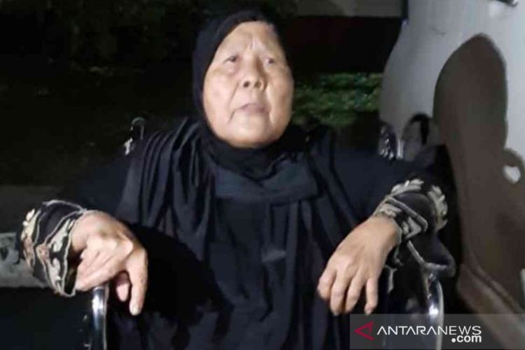 Rodiah, seorang ibu yang dilaporkan lima anaknya atas tuduhan penggelapan tanah warisan, saat mendatangi Markas Polres Metro Bekasi dengan diantar tiga anaknya yang lain di Bekasi, Jawa Barat.