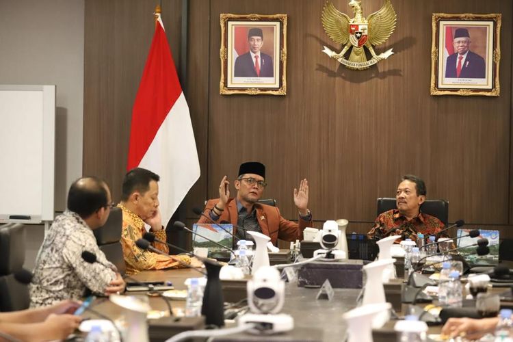 Penjabat Gubernur Aceh, Achmad Marzuki bersama Anggota DPR RI TA Khalid melakukan pertemuan khusus dengan Menteri Kelautan dan Perikanan (KKP) RI, Wahyu Sakti Trenggono di Kantor KKP, Rabu (25/3/2023) di Jakarta.