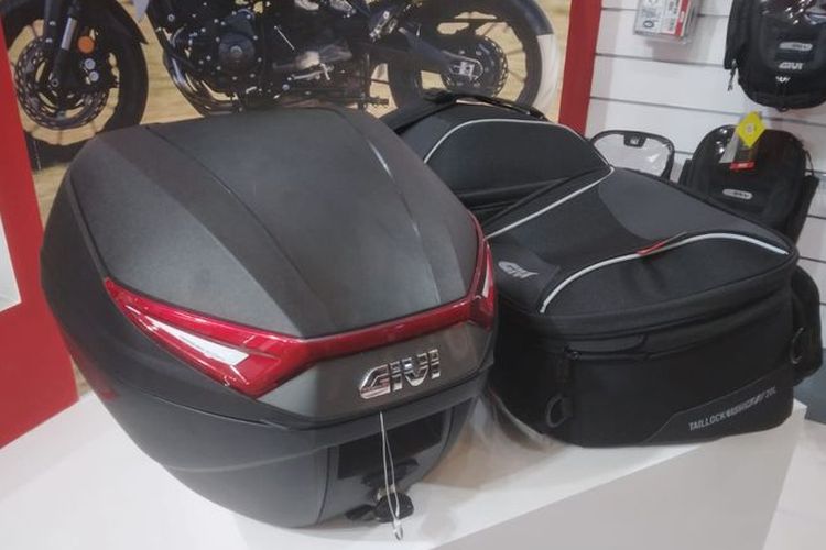 Tops Box motor, aksesori yang menunjang kenyamanan saat touring dengan motor.