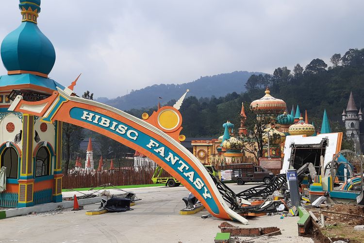 Pemprov Jawa Barat membongkar wahana rekreasi Hibisc Fantasy Puncak di Bogor, Jabar, Kamis (6/3/2025)