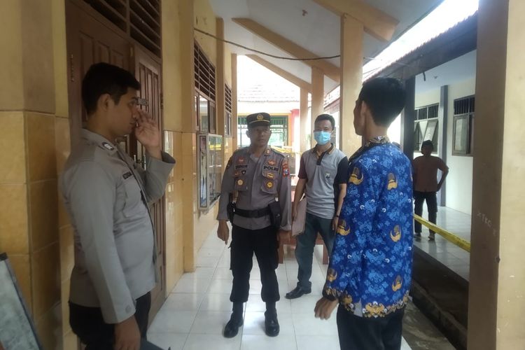 Polisi mendatangi laboratorium sekolah yang dibobol maling. 