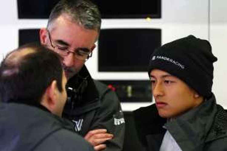Pebalap Manor Racing asal Indonesia, Rio Haryanto (kanan), berdiskusi dengan tim jelang tes ke-2 Formula 1 2016 di Sirkuit de Barcelona-Catalunya, Selasa (1/3/2016).