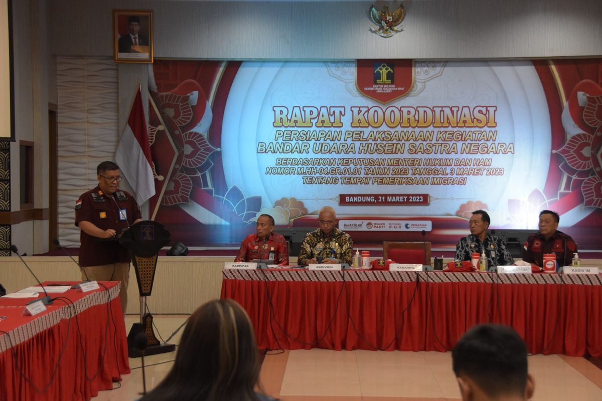 Kakanwil Kemenkumham Jabar, R Andika Dwi Prasetya dalam Rapat Koordinasi Persiapan Pelaksaan Kesiapan Bandara Husein Sastranegara Bandung. Rencananya bandara tersebut akan membuka kembali penerbangan internasional dalam waktu dekat. 