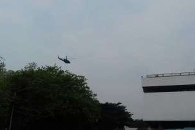 Penampakan helikopter TNI AD saat terbang rendah di atas Kompleks Istana Kepresidenan, Kamis (3/11/2016). Aktivitas heli itu adalah dalam rangka latihan menjelang demonstrasi  4 November 2016 besok.