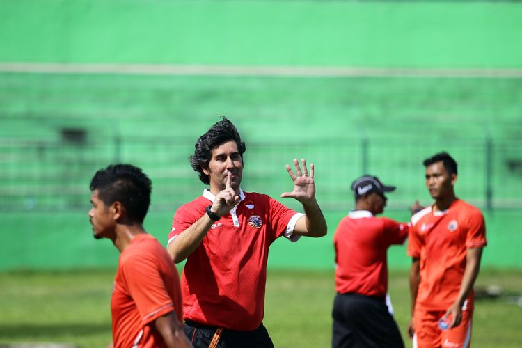 Jelang melawan Arema FC dalam laga lanjutan Piala Presiden 2017, Persija Jakarta dipimpin pelatih Stefano Cugurra latihan di Stadion Gajayana Malang, Jawa Timur (07/02/2017).