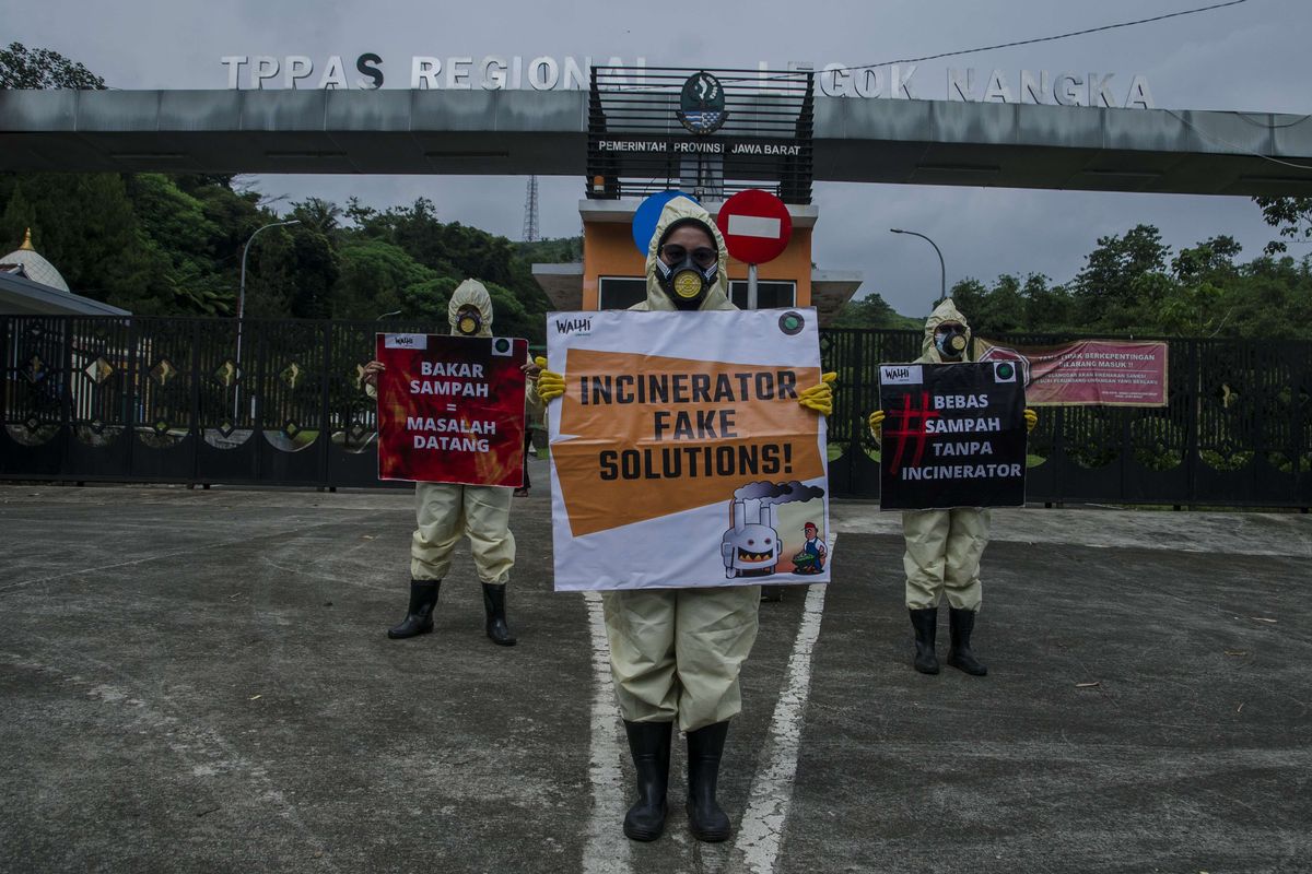 Aktivis Walhi Jawa Barat melakukan aksi peduli sampah di depan gerbang Tempat Pengolahan dan Pemrosesan Akhir Sampah (TPPAS) Regional Legok Nangka, Kabupaten Bandung, Jawa Barat, Minggu (20/2/2022). Aksi tersebut sebagai bentuk protes dan pengingat agar pemerintah Jawa Barat dan Kota Bandung tidak menggunakan alat incinerator sampah dan sistem termal (pembakaran) dalam pengolahan sampah di TPPAS Legok Nangka maupun PLTSa Gedebage karena hanya menambah dampak kerusakan lingkungan.