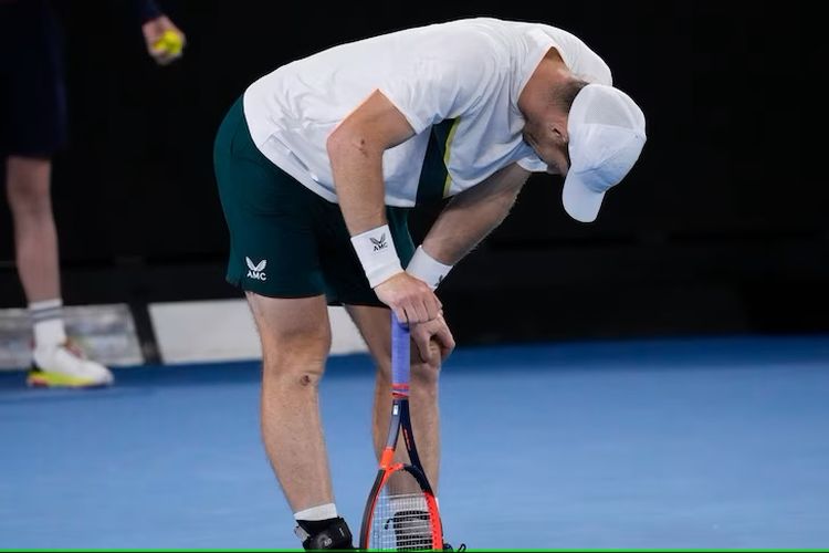 Petenis Andy Murray asal Inggris tampak kelelahan saat bertanding hingga pukul 4 pagi melawan petenis Thanasi Kokkinakis asal Australia dalam turnamen Australia Open 2023, sejak Kamis (19/1/2023) malam hingga Jumat dini hari.